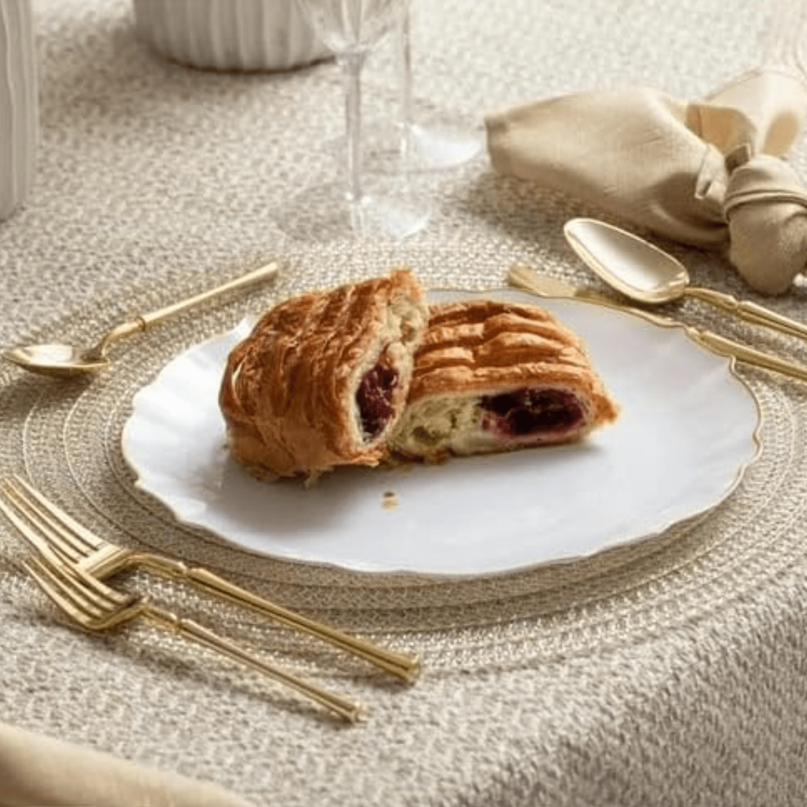 Luxe 7.5" White With Gold Rim Plastic Heavyweight Dessert Plates 10 Pack